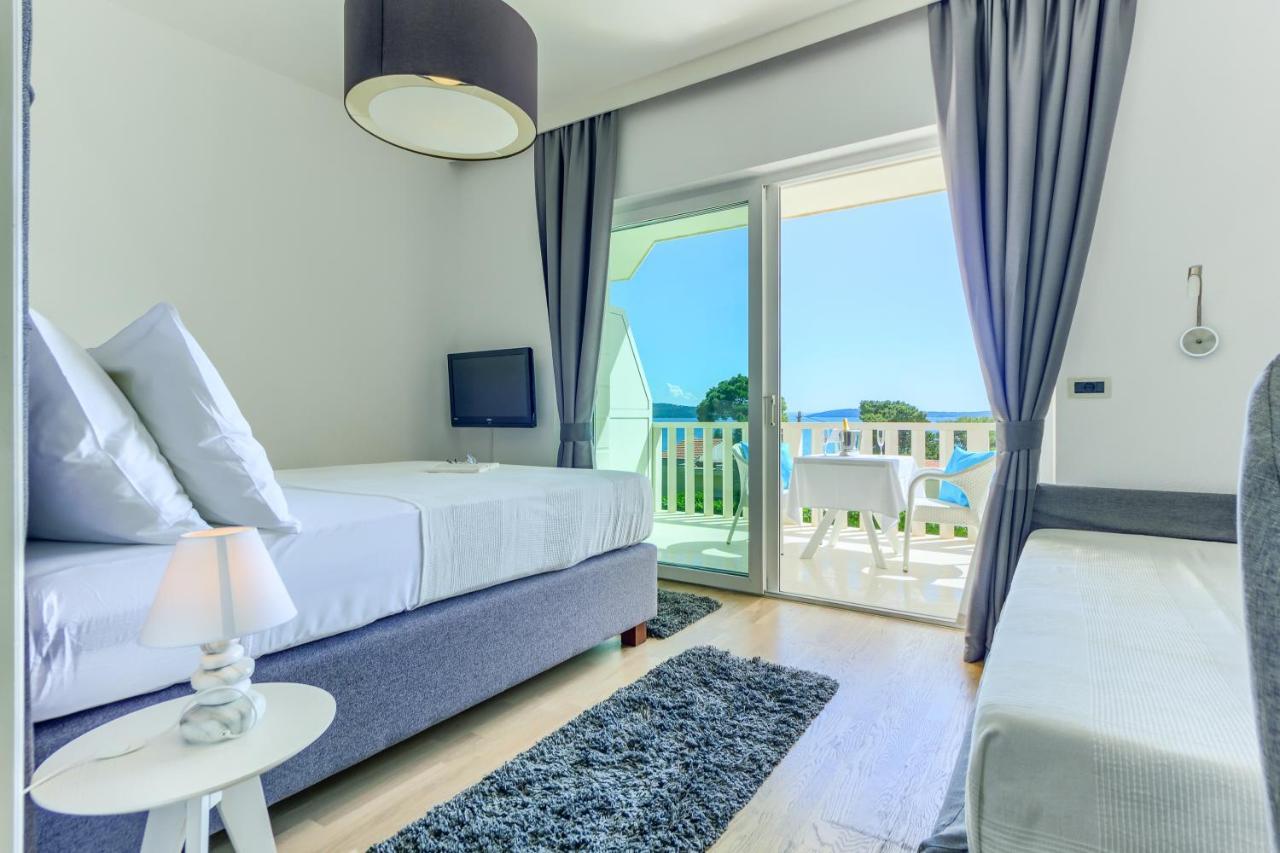 Hotel Riva Kastela With Swimming Pool Екстериор снимка