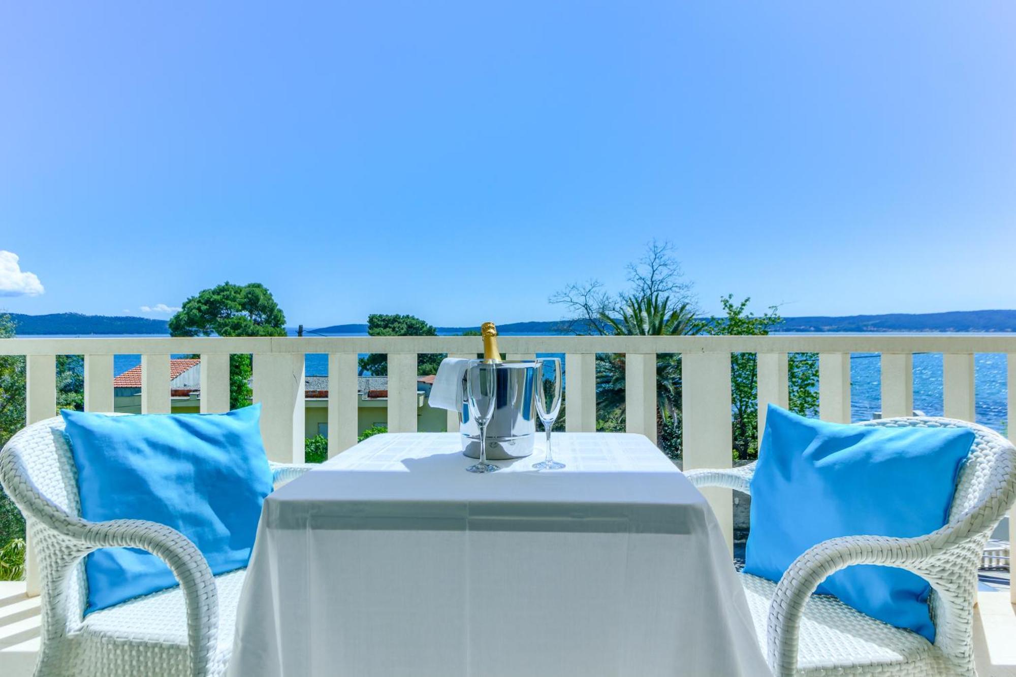 Hotel Riva Kastela With Swimming Pool Екстериор снимка