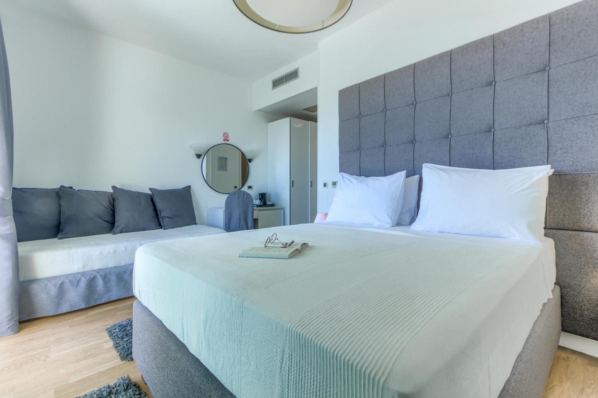 Hotel Riva Kastela With Swimming Pool Стая снимка