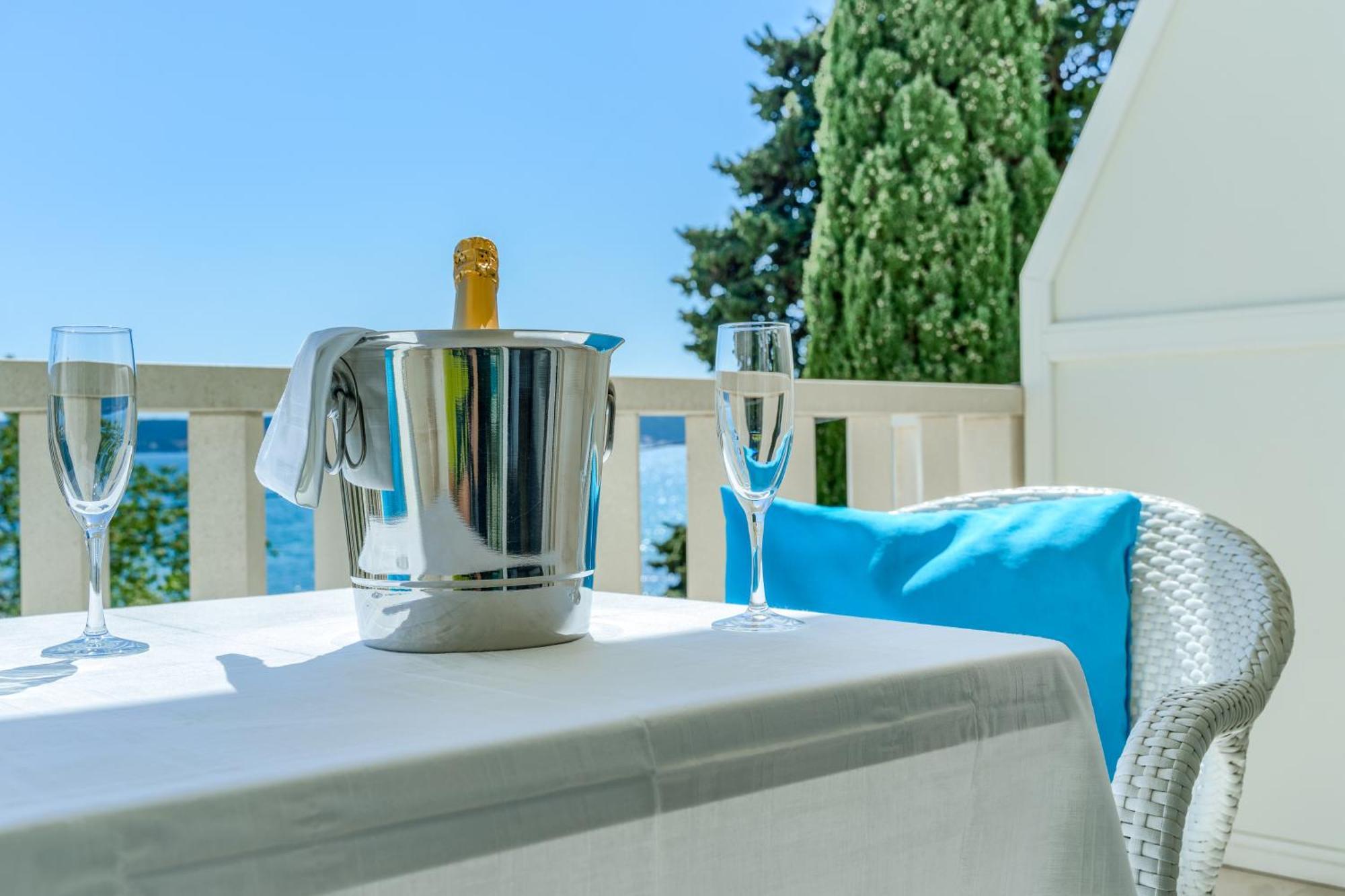 Hotel Riva Kastela With Swimming Pool Стая снимка