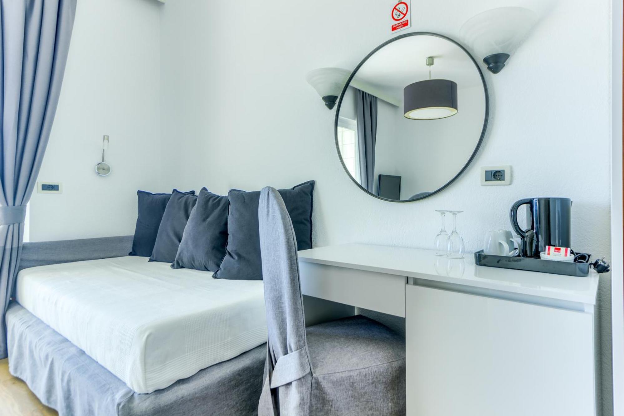 Hotel Riva Kastela With Swimming Pool Стая снимка