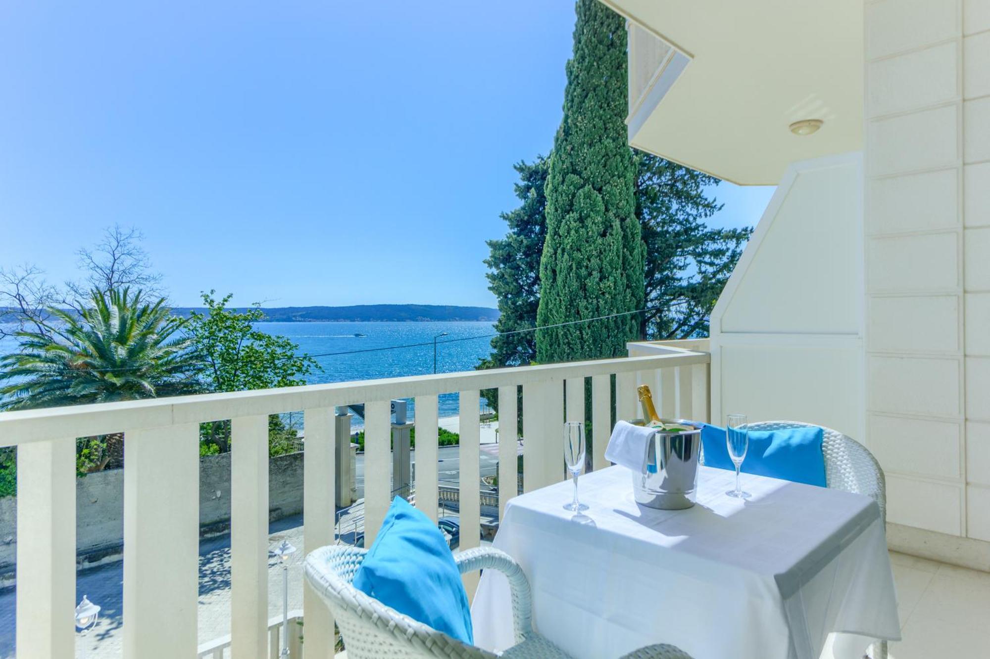 Hotel Riva Kastela With Swimming Pool Екстериор снимка