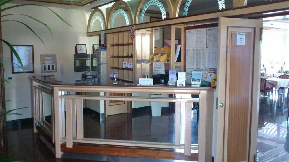 Hotel Riva Kastela With Swimming Pool Екстериор снимка