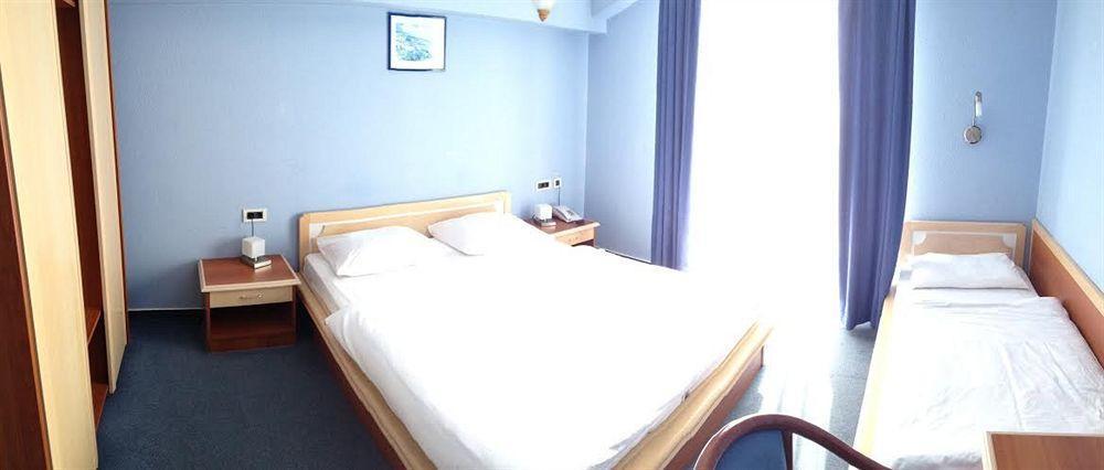 Hotel Riva Kastela With Swimming Pool Екстериор снимка