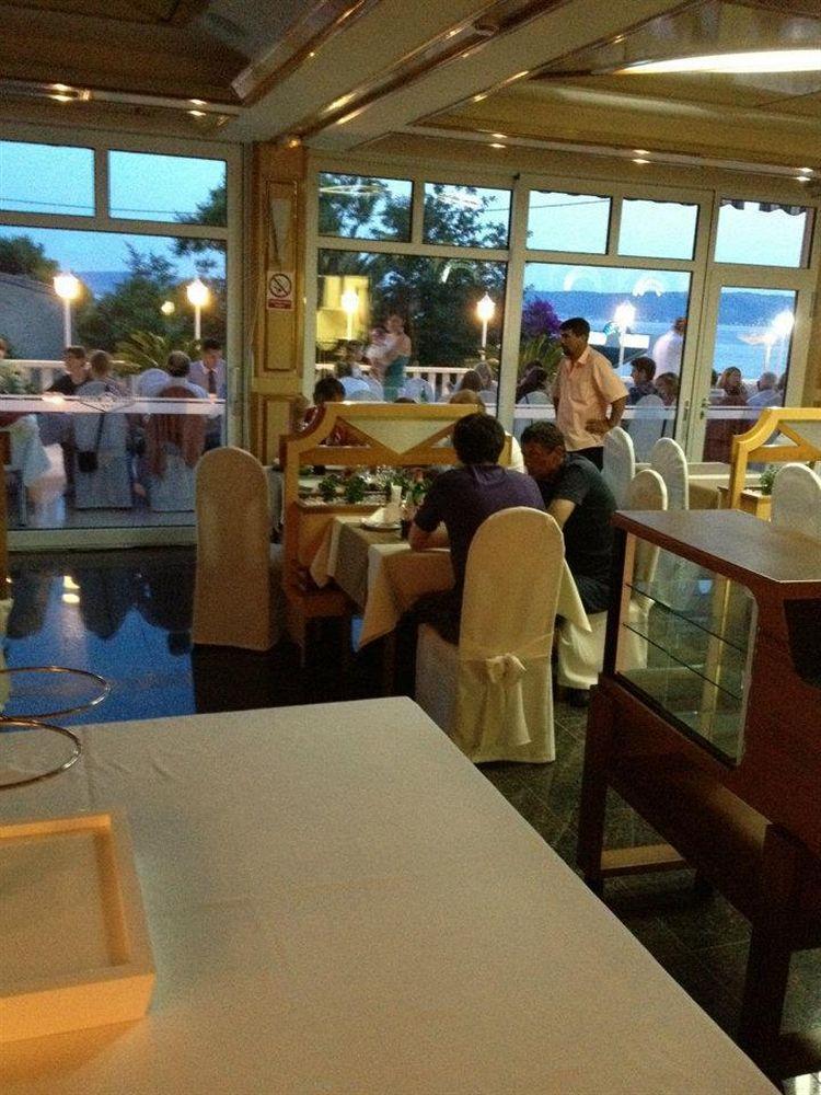Hotel Riva Kastela With Swimming Pool Екстериор снимка