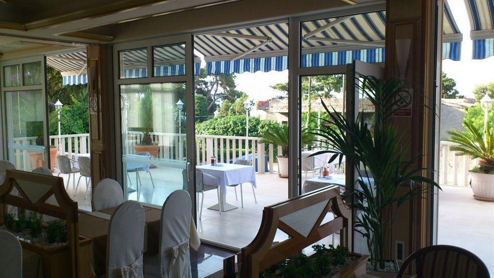 Hotel Riva Kastela With Swimming Pool Екстериор снимка