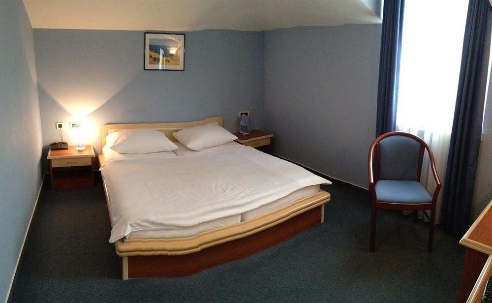 Hotel Riva Kastela With Swimming Pool Екстериор снимка