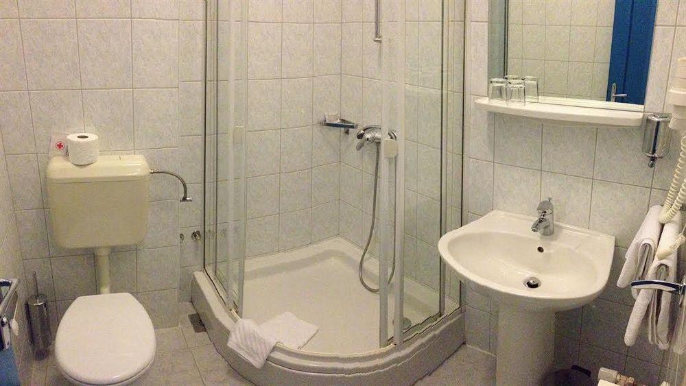 Hotel Riva Kastela With Swimming Pool Екстериор снимка
