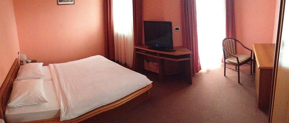 Hotel Riva Kastela With Swimming Pool Екстериор снимка