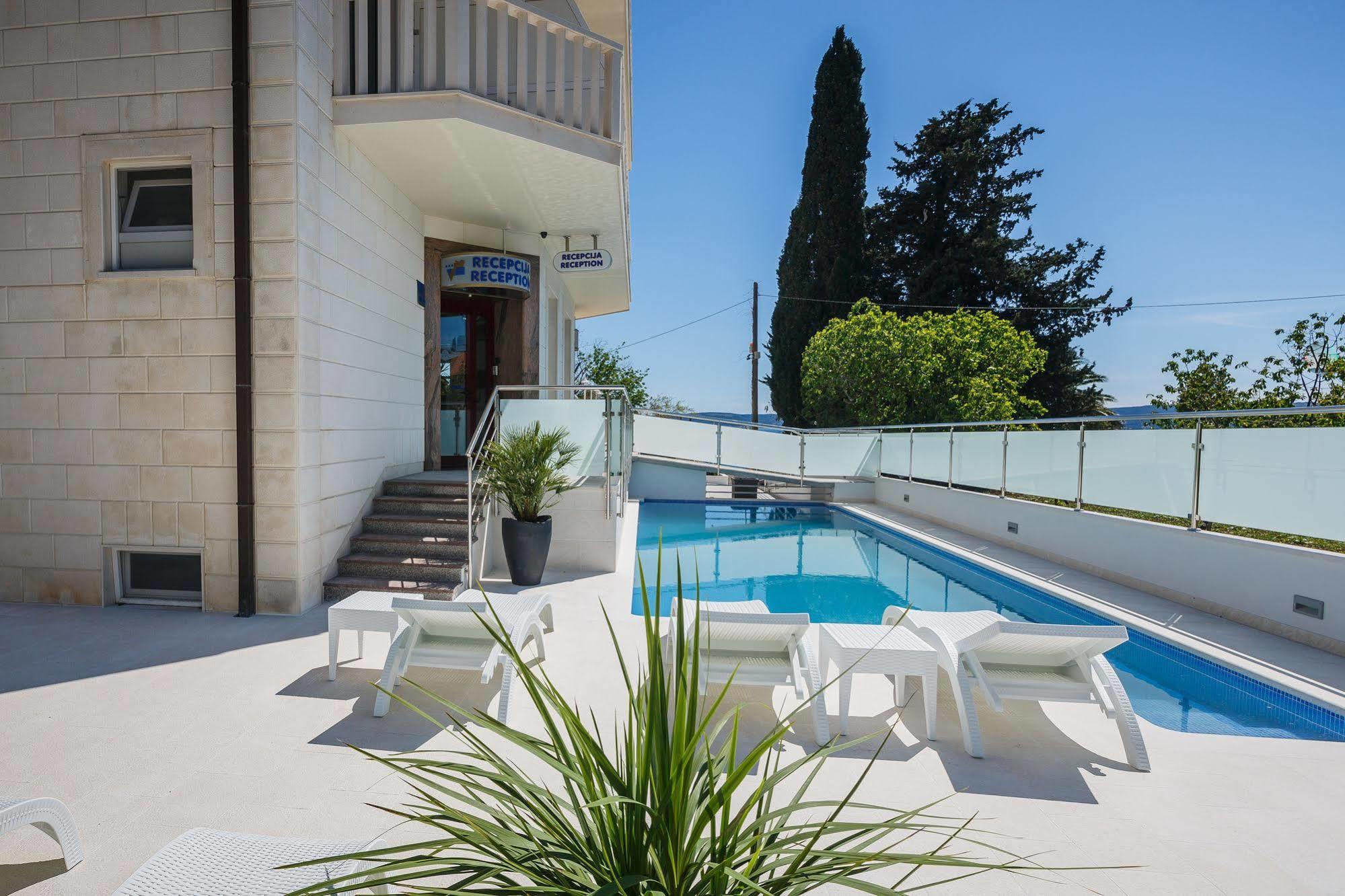 Hotel Riva Kastela With Swimming Pool Екстериор снимка