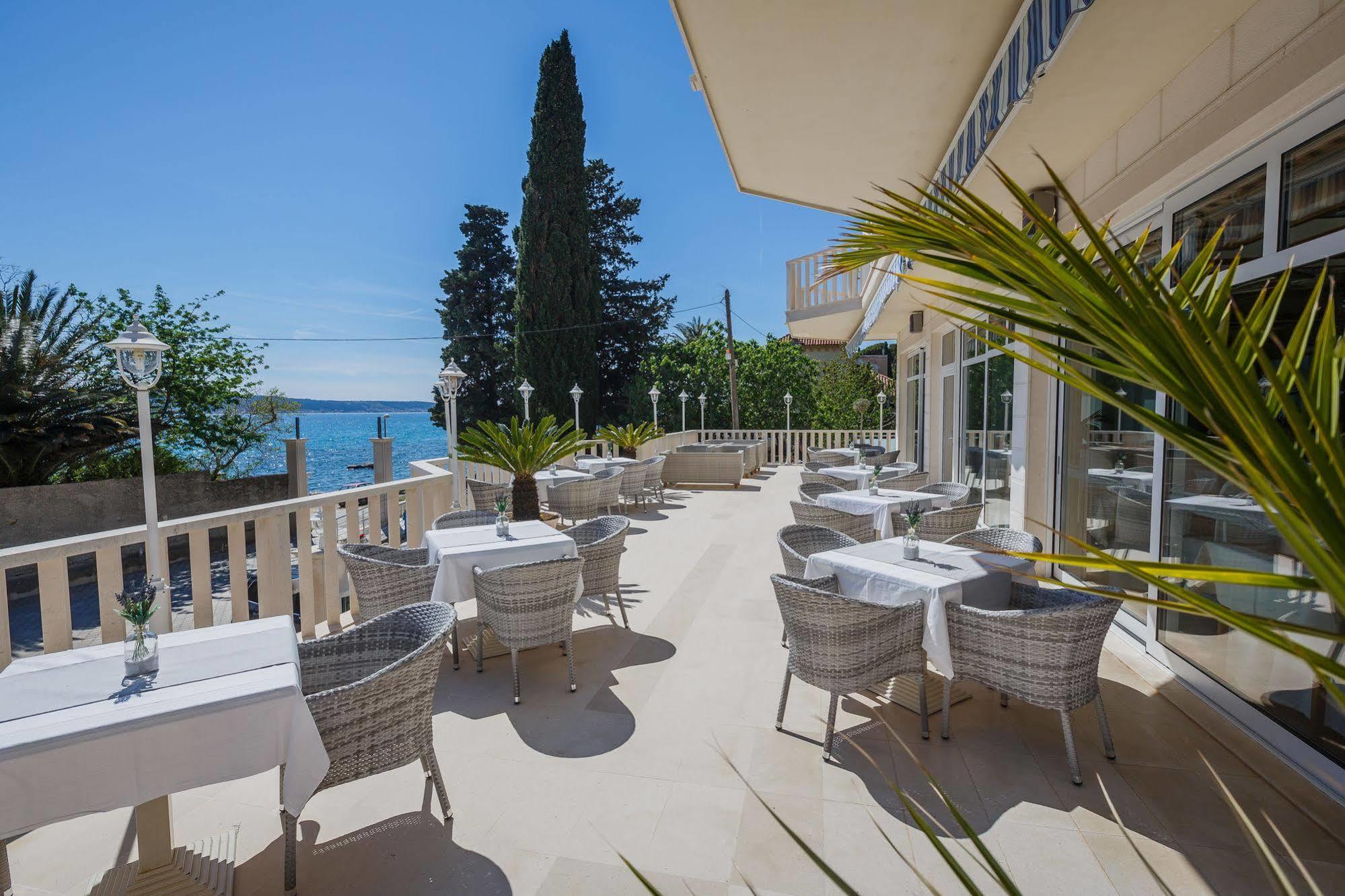 Hotel Riva Kastela With Swimming Pool Екстериор снимка