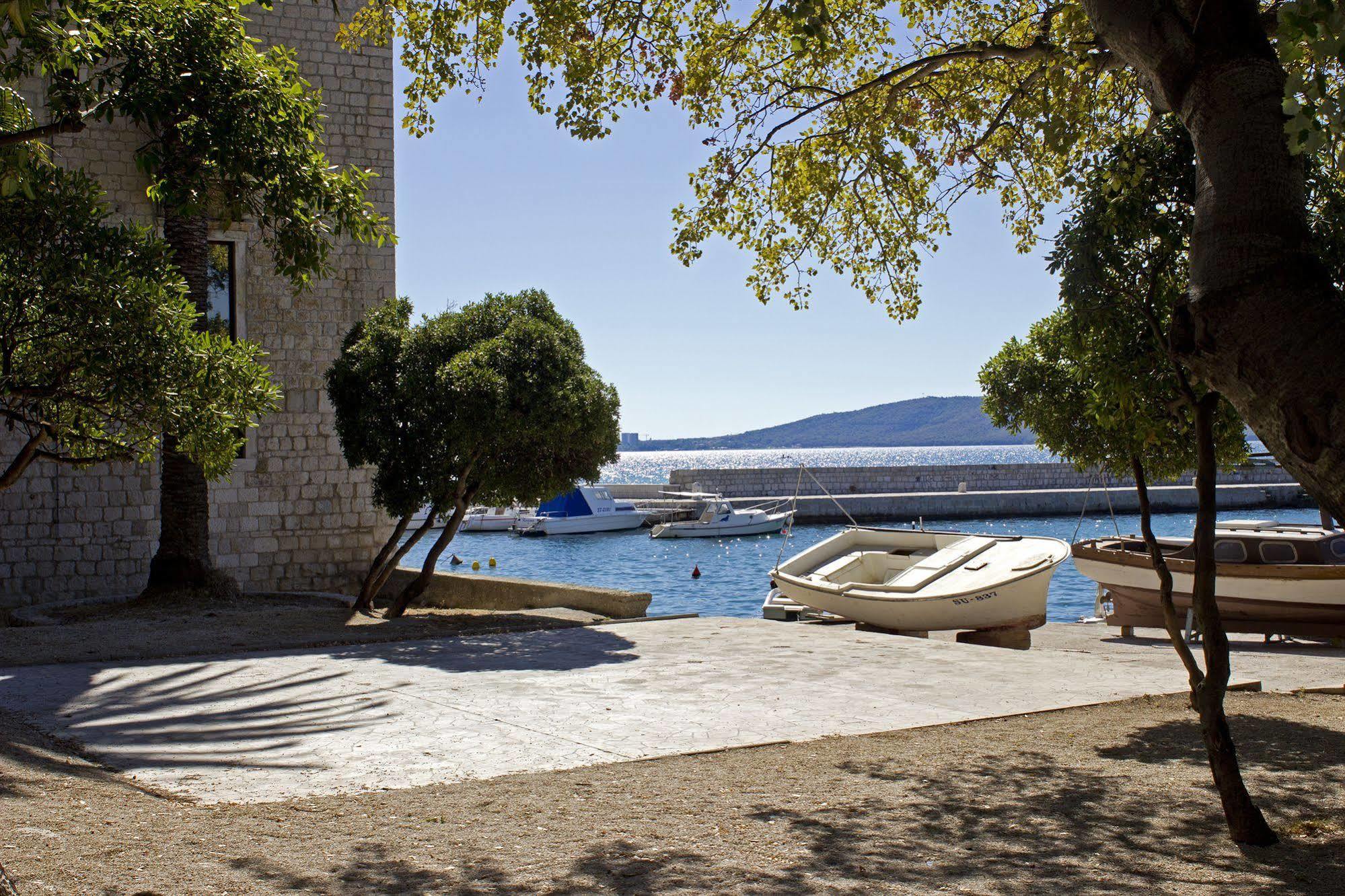 Hotel Riva Kastela With Swimming Pool Екстериор снимка